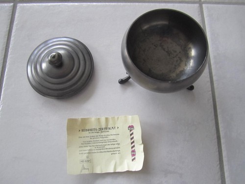 Schale mit deckel und beinen - und,