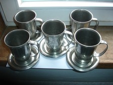 5 Tassen und 5 Untertassen aus